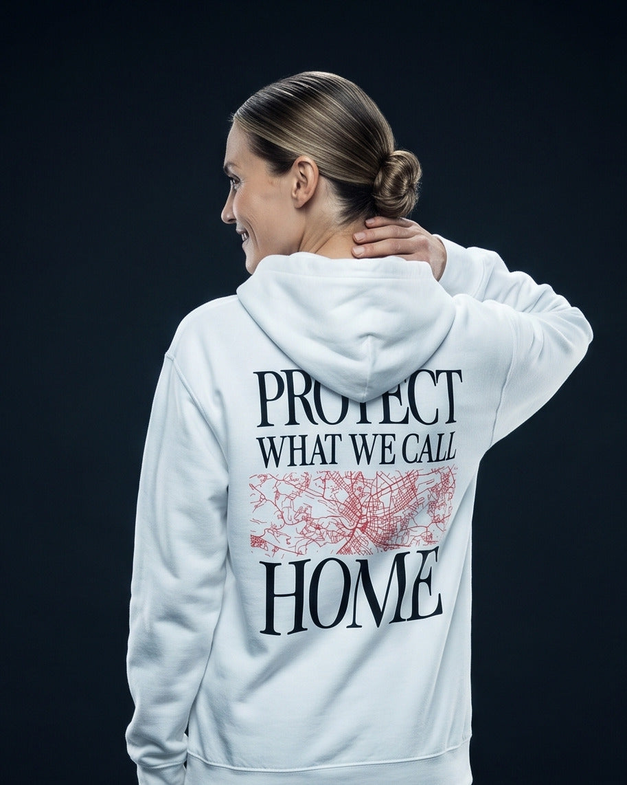 Frau von hinten in weissem Hoodie mit rotem Stadtplan-Print und Schriftzug Protect what we call Home