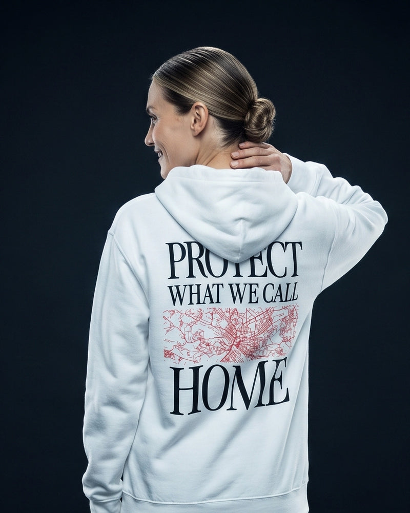 Frau von hinten in weissem Hoodie mit rotem Stadtplan-Print und Schriftzug Protect what we call Home