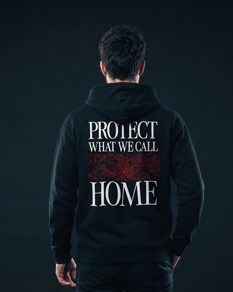 Mann von hinten in schwarzem Hoodie mit rotem Stadtplan-Print und Schriftzug Protect what we call Home