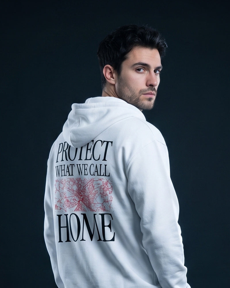 Mann von hinten im weissen Zip-Hoodie mit rotem Stadtplan-Print und Schriftzug Protect what we call Home
