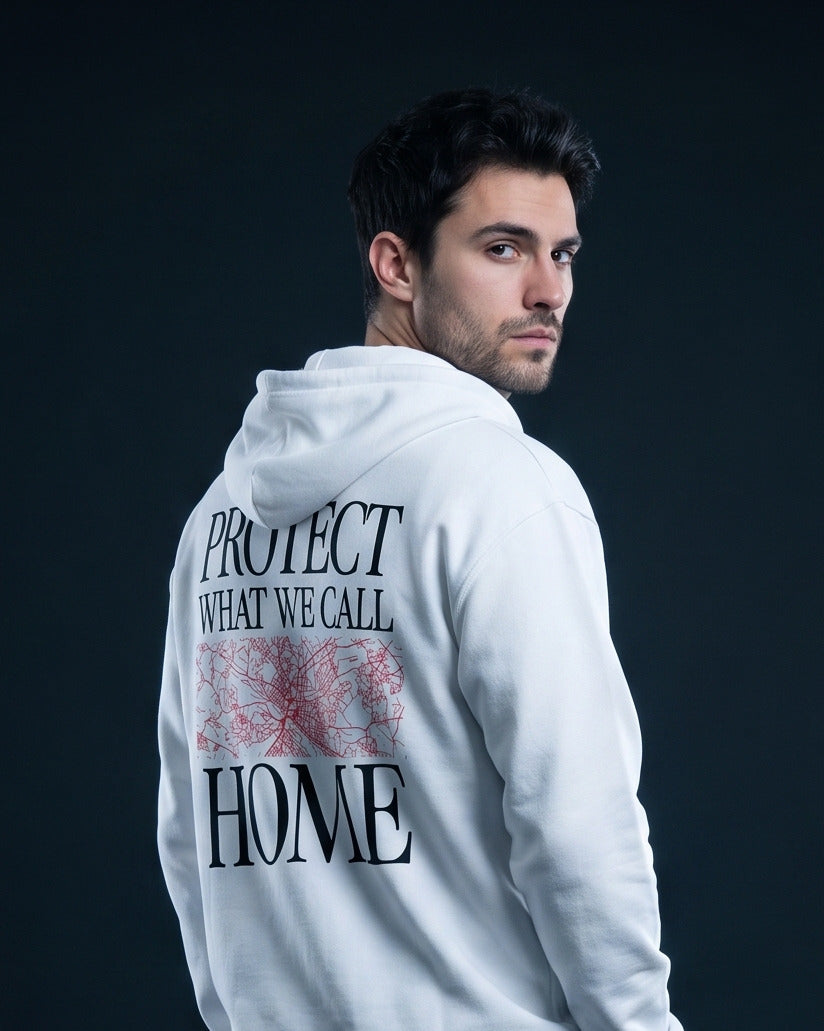 Mann von hinten im weissen Zip-Hoodie mit rotem Stadtplan-Print und Schriftzug Protect what we call Home