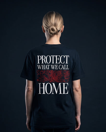 Frau in schwarzem T-Shirt mit Rueckenprint 'Protect what we call home' und Stadtplan-Grafik