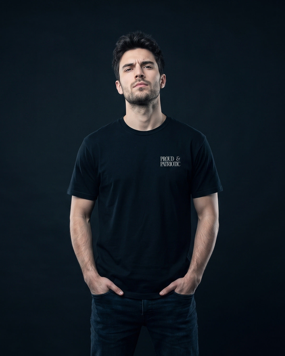 Mann trägt das WORN OPINIONS T-Shirt Proud & Patriotic in Schwarz von vorn, Brustprint Proud & Patriotic