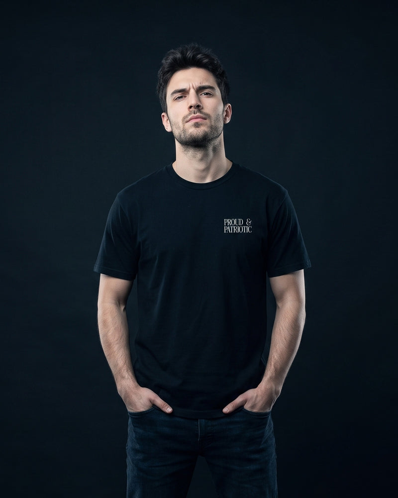 Mann trägt das WORN OPINIONS T-Shirt Proud & Patriotic in Schwarz von vorn, Brustprint Proud & Patriotic