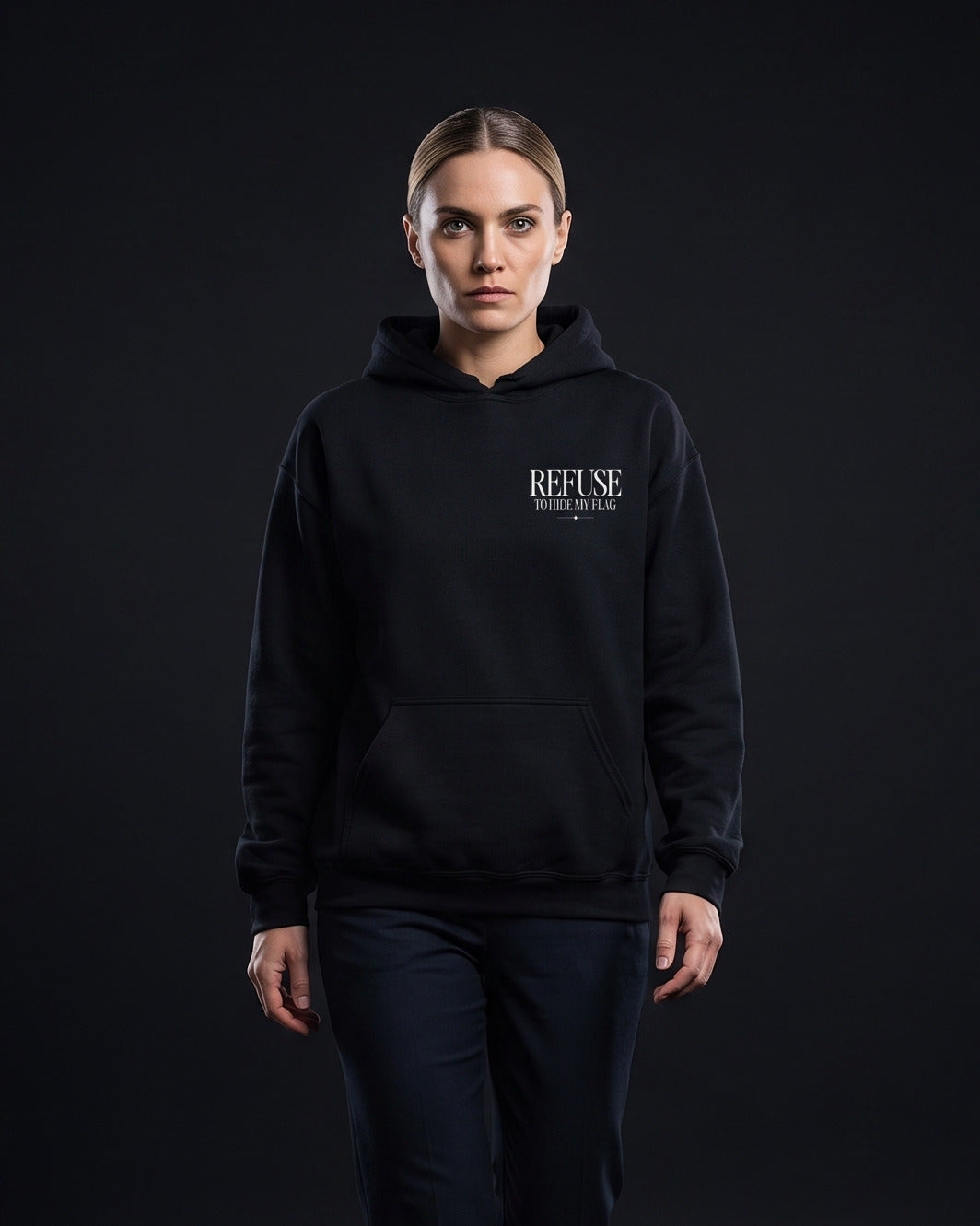 Frau traegt schwarzen Hoodie mit Brustprint "Refuse to hide my Flag"