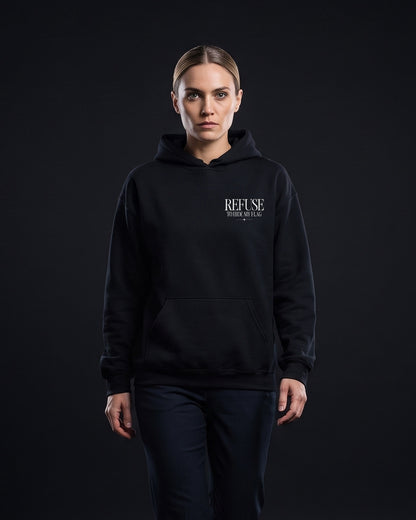 Frau traegt schwarzen Hoodie mit Brustprint "Refuse to hide my Flag"