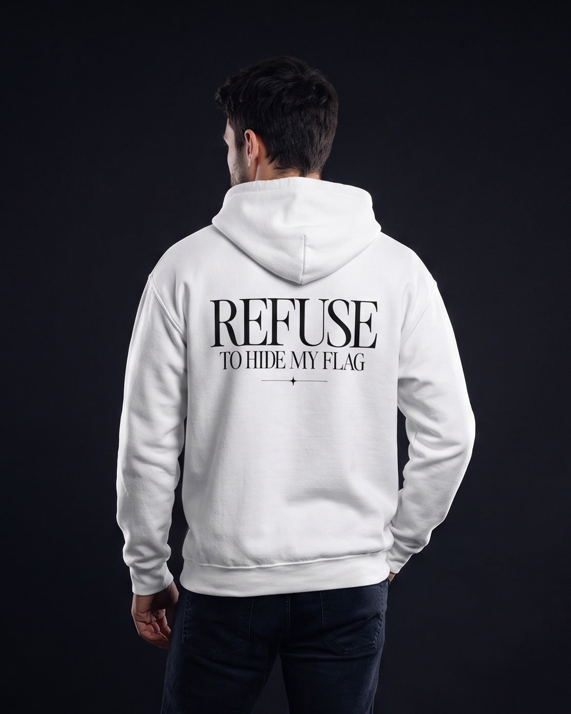 Mann traegt weissen Hoodie mit Rueckenprint "Refuse to hide my Flag"