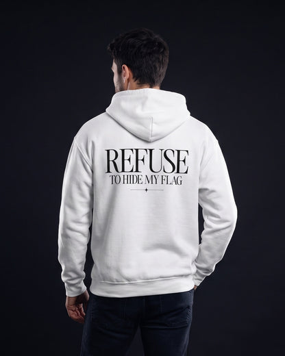 Mann traegt weissen Hoodie mit Rueckenprint "Refuse to hide my Flag"