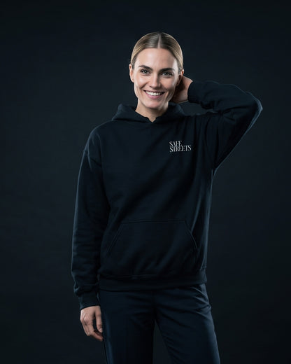 Frau trägt den WORN OPINIONS Hoodie Safe Streets in Schwarz von vorn, Brustprint Safe Streets