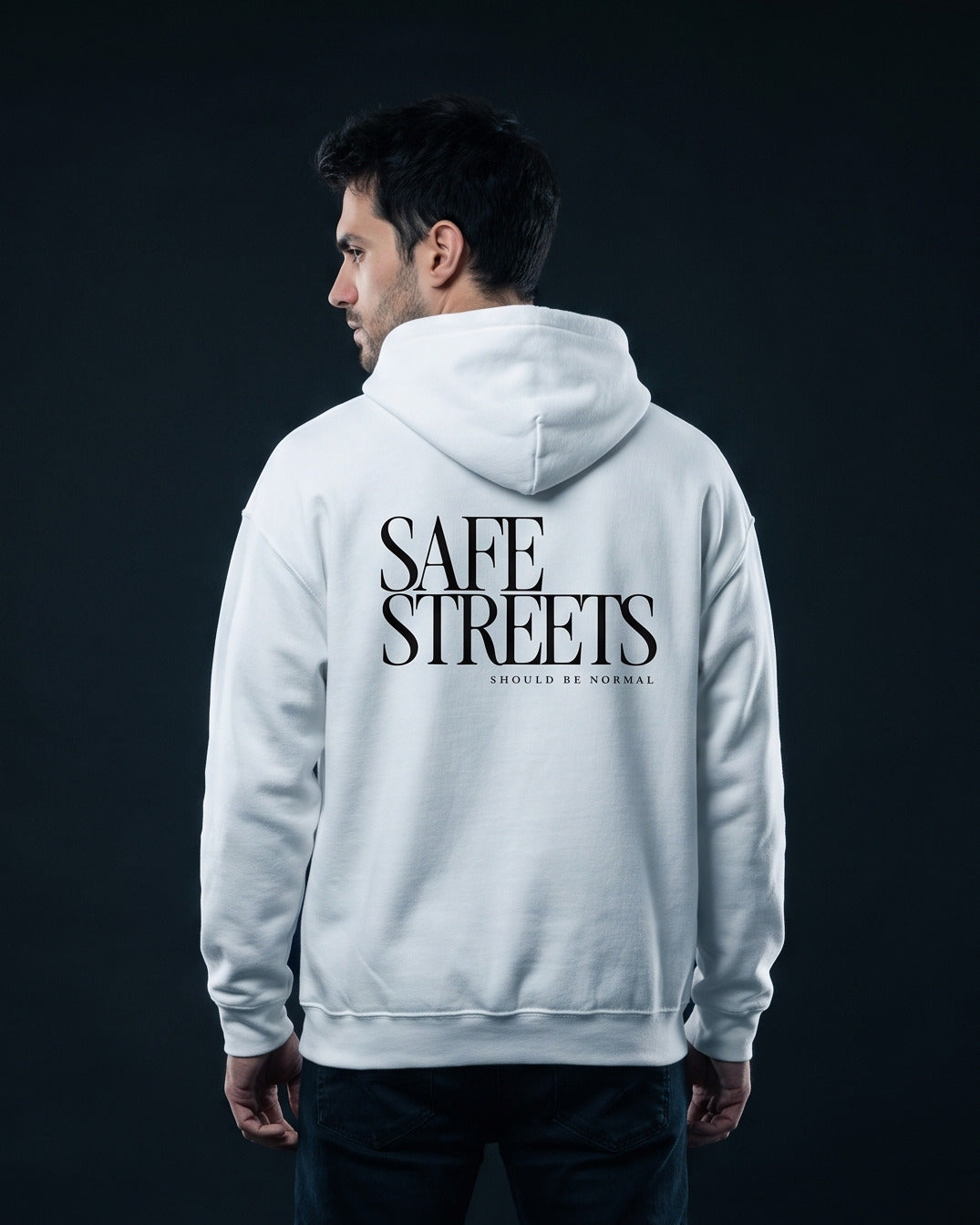 Mann trägt den WORN OPINIONS Hoodie Safe Streets in Weiß von hinten, Rückenprint Safe Streets should be normal