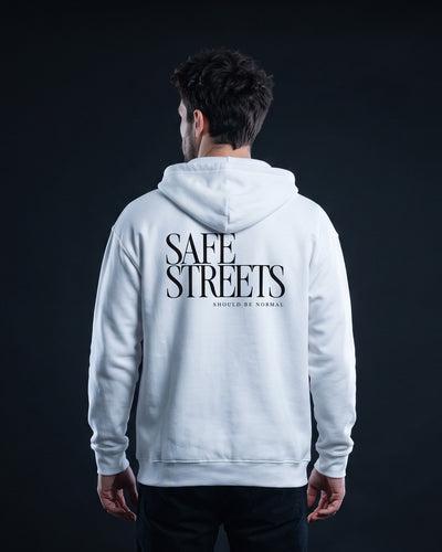 Mann in weißem Zip-Hoodie mit großem Rückenprint 'Safe Streets should be normal'