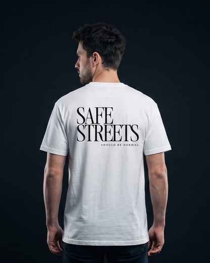 Mann trägt das WORN OPINIONS T-Shirt Safe Streets in Weiß von hinten, Rückenprint Safe Streets should be normal