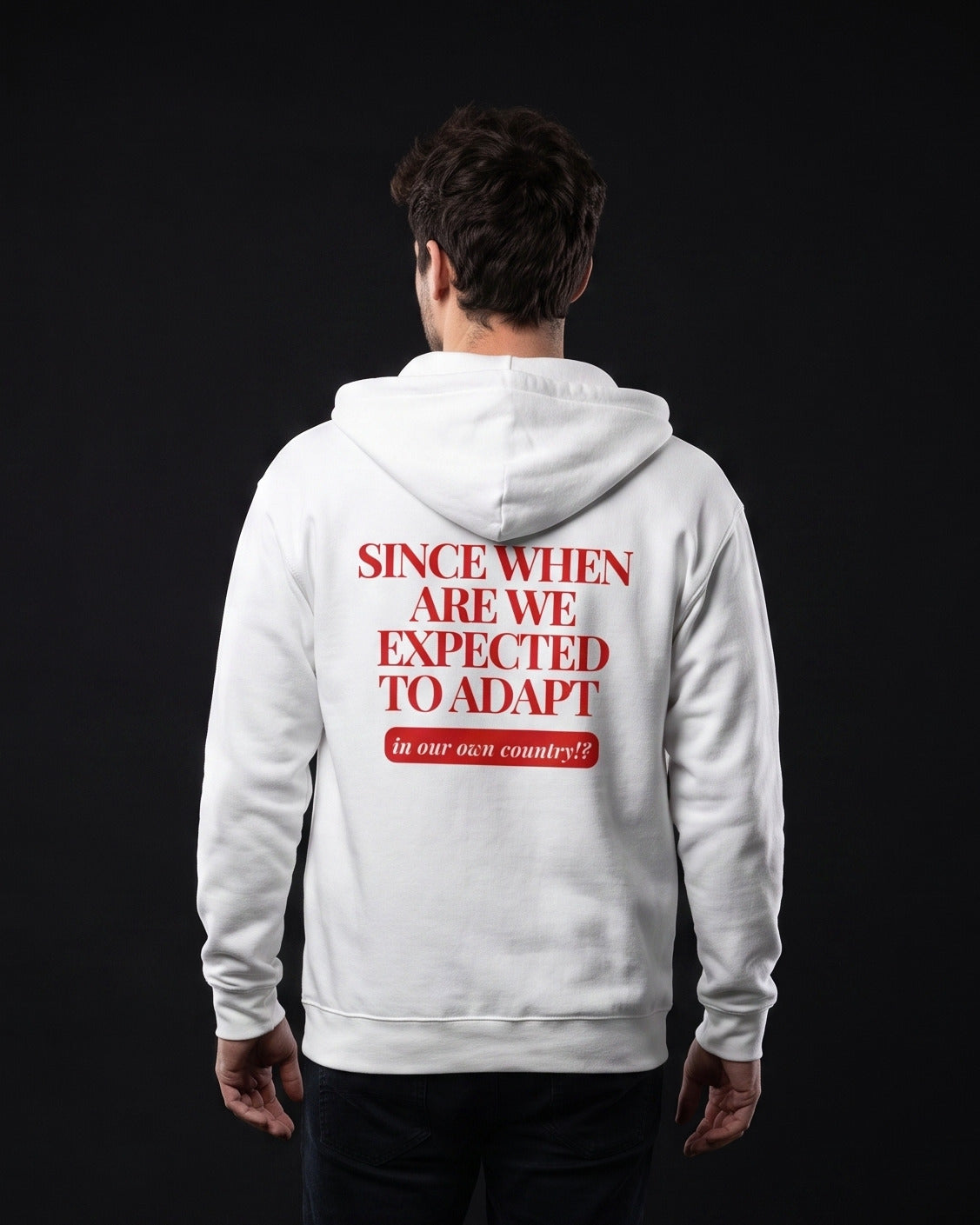 Mann trägt die WORN OPINIONS Kapuzenjacke Since when are we expected to adapt in Weiß von hinten, Rückenprint Since when are we expected to adapt, in our own country!?