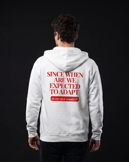 Mann trägt die WORN OPINIONS Kapuzenjacke Since when are we expected to adapt in Weiß von hinten, Rückenprint Since when are we expected to adapt, in our own country!?