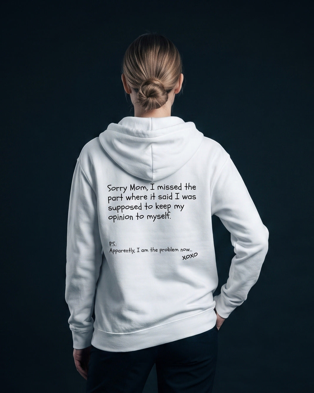 Frau in weissem Zip-Hoodie mit Rueckendruck 'Sorry Mom, I missed the part where it said I was supposed to keep my opinion to myself.'