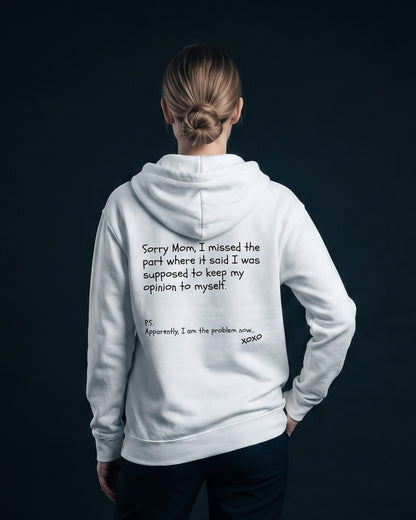 Frau in weissem Zip-Hoodie mit Rueckendruck 'Sorry Mom, I missed the part where it said I was supposed to keep my opinion to myself.'