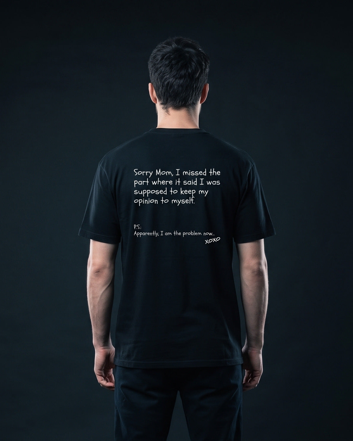 Mann trägt das WORN OPINIONS T-Shirt Sorry Mom! in Schwarz von hinten, Rückenprint: Sorry Mom, I missed the part where it said I was supposed to keep my opinion to myself. P.S.: Apparently, I am the problem now... xoxo