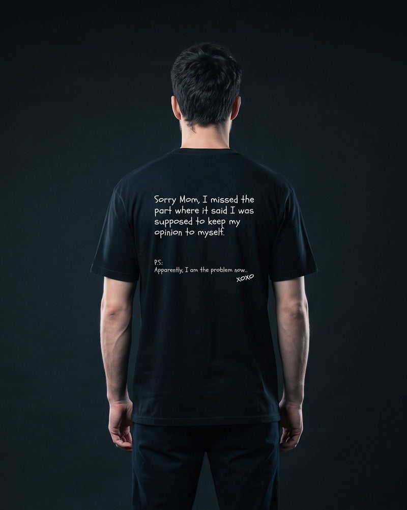 Mann trägt das WORN OPINIONS T-Shirt Sorry Mom! in Schwarz von hinten, Rückenprint: Sorry Mom, I missed the part where it said I was supposed to keep my opinion to myself. P.S.: Apparently, I am the problem now... xoxo
