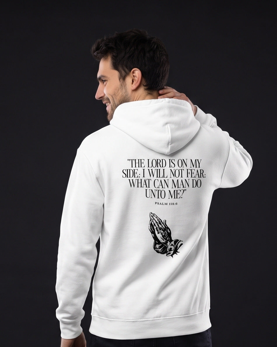 Mann trägt den WORN OPINIONS Hoodie The Lord is on my side in Weiß von hinten, Rückenprint Psalm 118:6 mit betenden Händen
