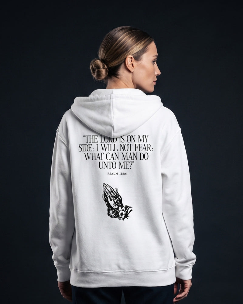 Frau traegt weissen Zip-Hoodie mit Rueckendruck "The Lord is on my side; I will not fear; what can man do unto me?", Psalm 118:6, und Grafik betender Haende