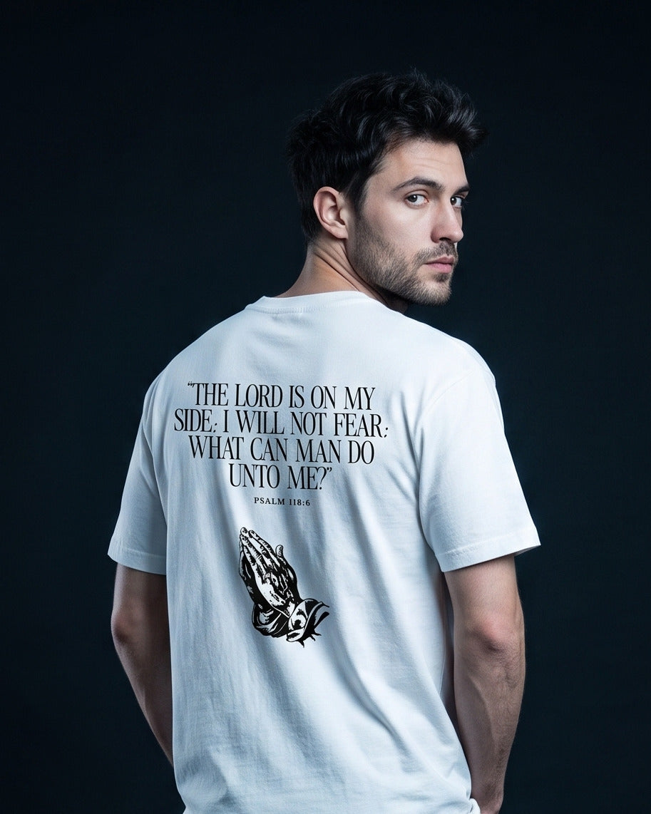 Mann trägt das WORN OPINIONS T-Shirt The Lord is on my side in Weiß von hinten, Rückenprint Psalm 118:6 mit betenden Händen