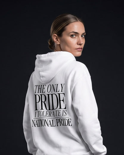 Frau trägt den WORN OPINIONS Hoodie The only Pride I tolerate in Weiß von hinten, Rückenprint The only Pride I tolerate is National Pride