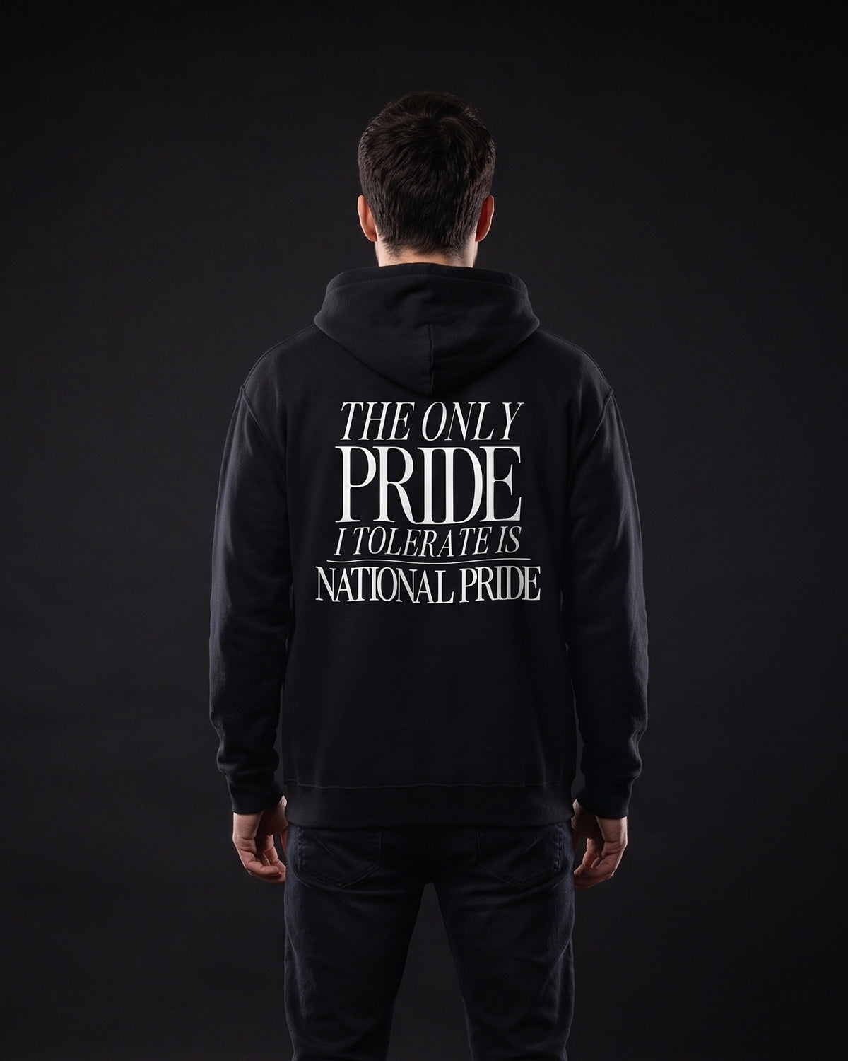 Mann trägt den WORN OPINIONS Hoodie The only Pride I tolerate in Schwarz von hinten, Rückenprint The only Pride I tolerate is National Pride