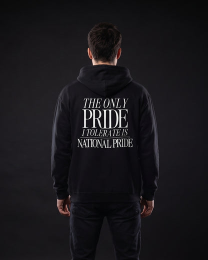 Mann trägt den WORN OPINIONS Hoodie The only Pride I tolerate in Schwarz von hinten, Rückenprint The only Pride I tolerate is National Pride