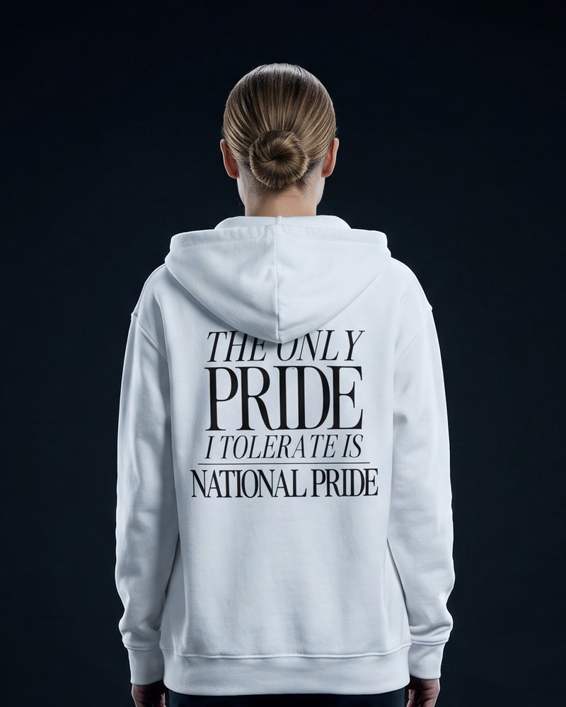 Frau trägt die WORN OPINIONS Zip-Hoodie The only Pride I tolerate in Weiß von hinten, Rückenprint The only Pride I tolerate is National Pride