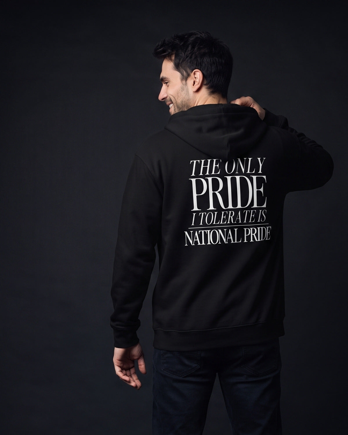 Mann trägt die WORN OPINIONS Zip-Hoodie The only Pride I tolerate in Schwarz von hinten, Rückenprint The only Pride I tolerate is National Pride