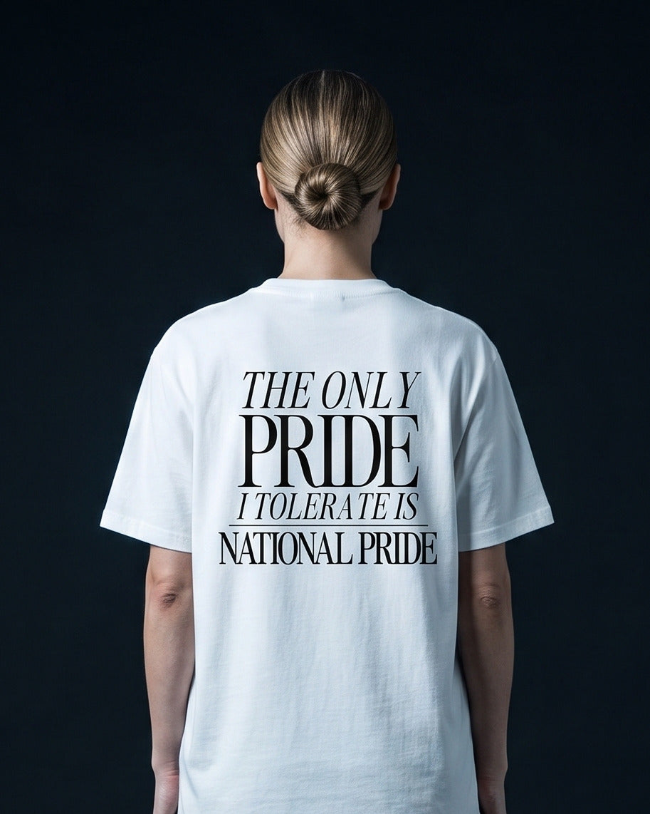 Frau trägt das WORN OPINIONS T-Shirt The only Pride I tolerate in Weiß von hinten, Rückenprint The only Pride I tolerate is National Pride