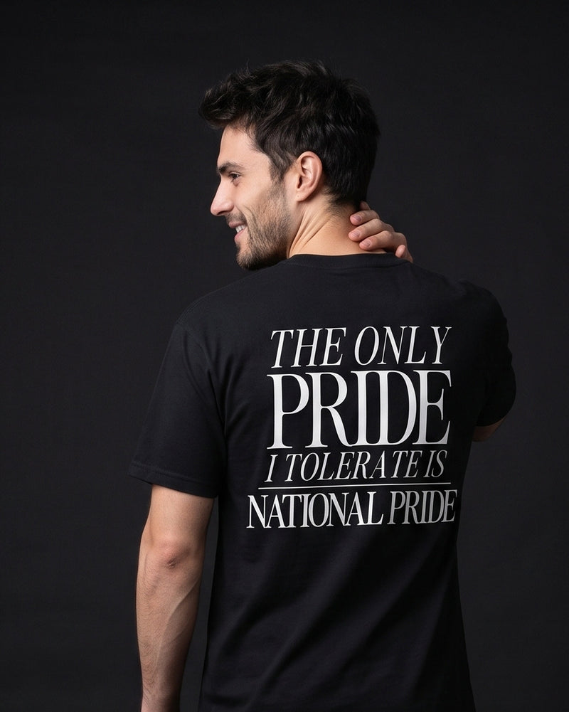 Mann trägt das WORN OPINIONS T-Shirt The only Pride I tolerate in Schwarz von hinten, Rückenprint The only Pride I tolerate is National Pride