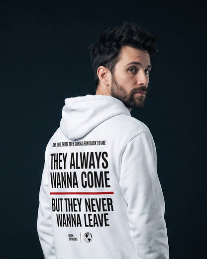 Mann traegt den WORN OPINIONS Hoodie They always wanna come in Weiß von hinten, Rueckenprint One, two, three they gonna run back to me, they always wanna come, but they never wanna leave