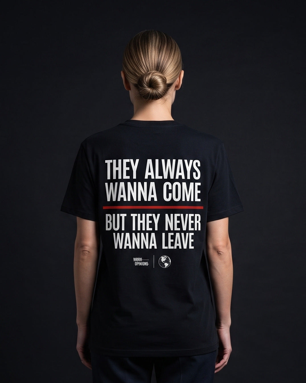Frau trägt das WORN OPINIONS T-Shirt They always wanna come in Schwarz von hinten, Rückenprint They always wanna come but they never wanna leave