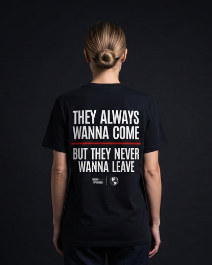 Frau trägt das WORN OPINIONS T-Shirt They always wanna come in Schwarz von hinten, Rückenprint They always wanna come but they never wanna leave