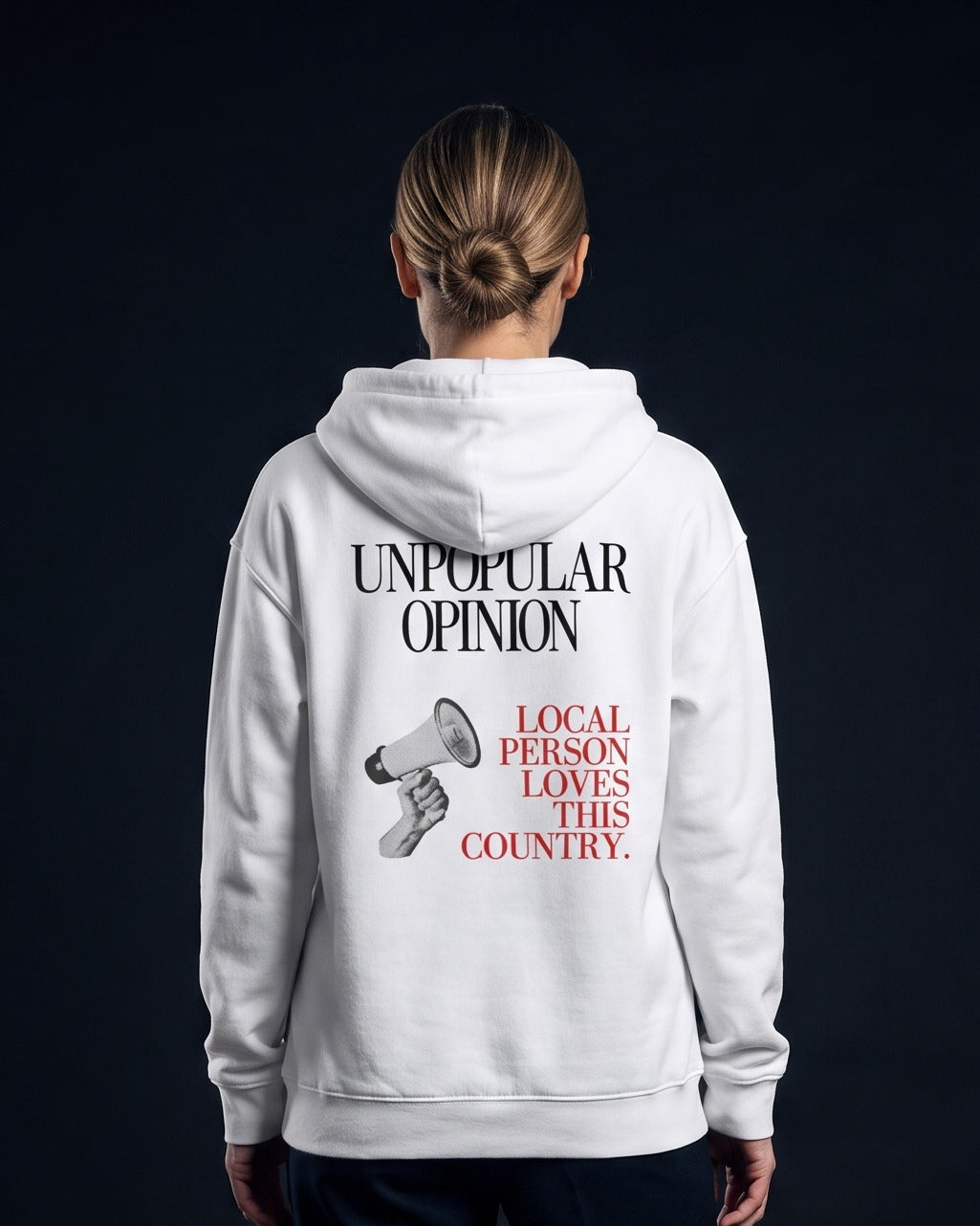 Frau trägt die WORN OPINIONS Kapuzenjacke Unpopular Opinion in Weiß von hinten, Rückenprint Unpopular Opinion – Local person loves this country.