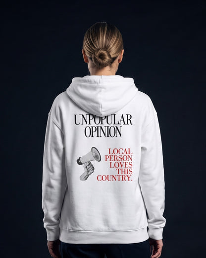 Frau trägt die WORN OPINIONS Kapuzenjacke Unpopular Opinion in Weiß von hinten, Rückenprint Unpopular Opinion – Local person loves this country.