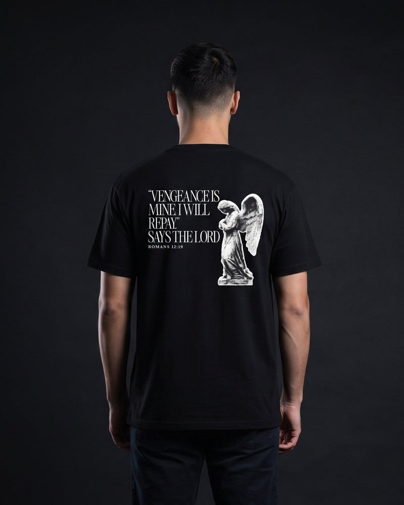Mann traegt das WORN OPINIONS T-Shirt Vengeance is mine in Schwarz von hinten, Rueckenprint "Vengeance is mine, I will repay," says the Lord, Romans 12:19