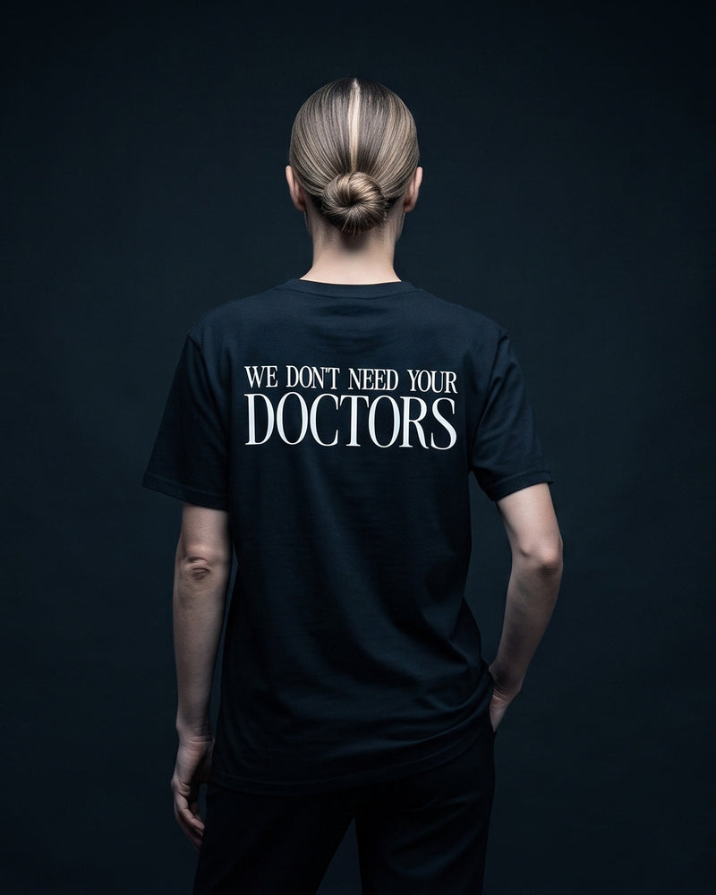 Frau trägt das WORN OPINIONS T-Shirt We don't need your Doctors in Schwarz von hinten, Rückenprint We don't need your Doctors