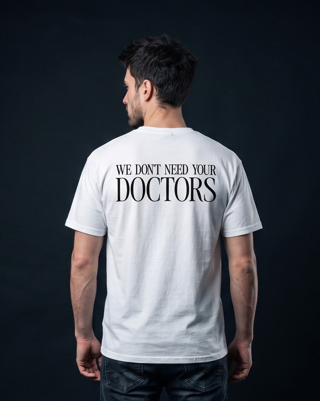 Mann trägt das WORN OPINIONS T-Shirt We don't need your Doctors in Weiß von hinten, Rückenprint We don't need your Doctors