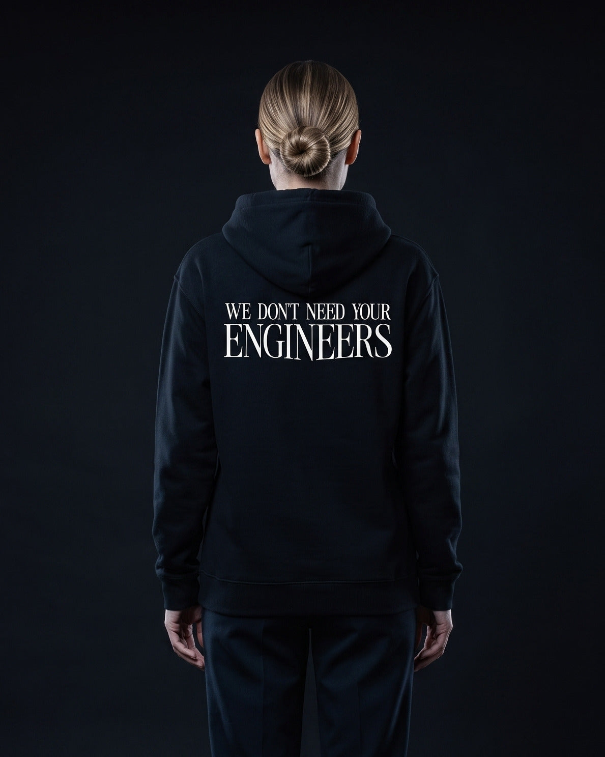 Frau trägt den WORN OPINIONS Hoodie We don't need your Engineers in Schwarz von hinten, Rückenprint We don't need your Engineers