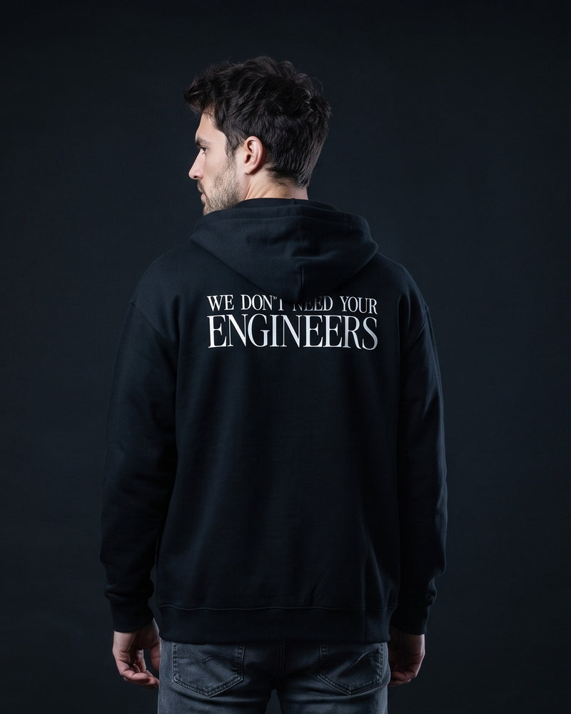 Mann in schwarzem Zip-Hoodie mit Rueckenprint 'We don't need your Engineers'