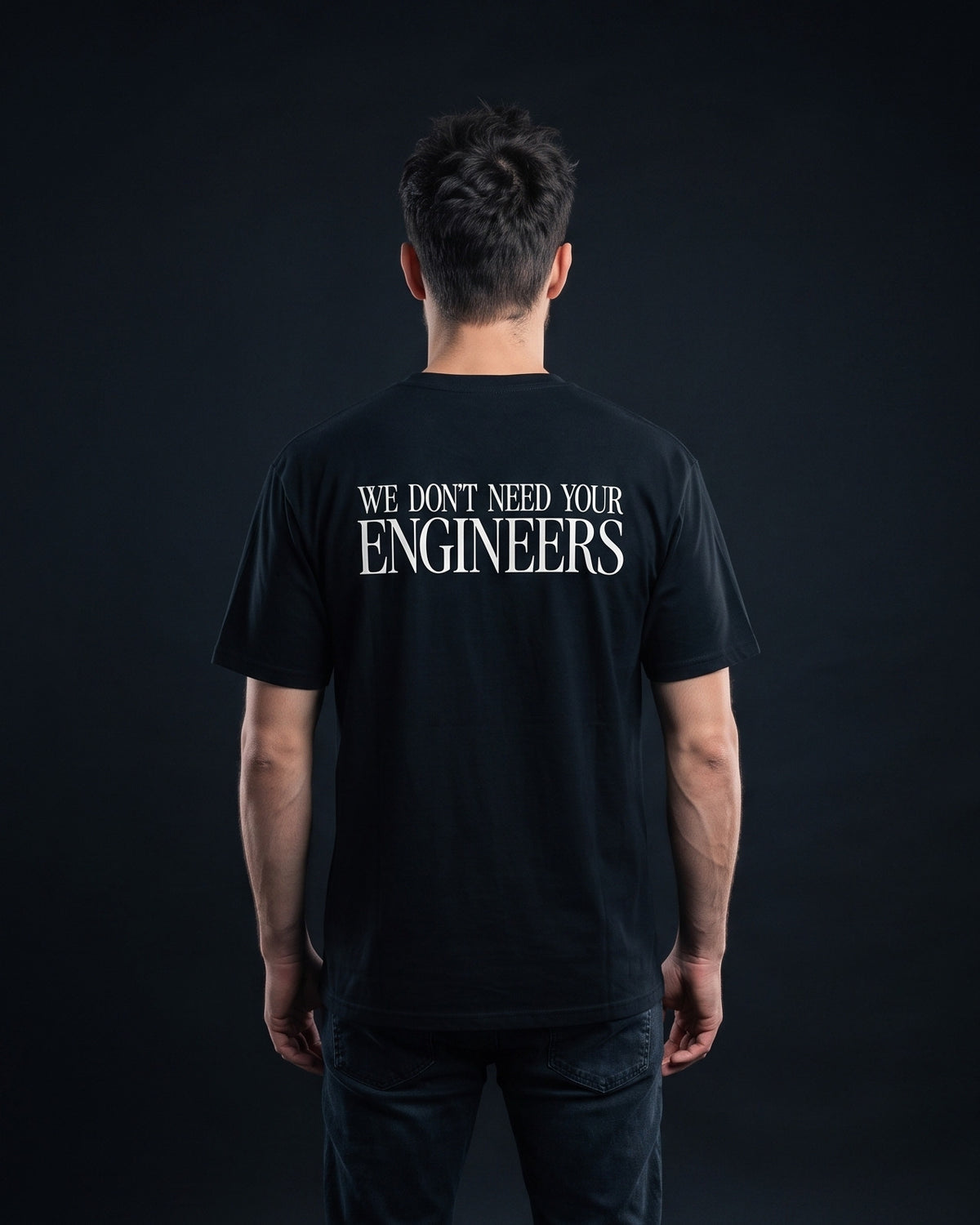 Mann in schwarzem T-Shirt mit Rueckenprint "We don't need your Engineers"