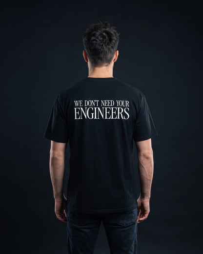Mann in schwarzem T-Shirt mit Rueckenprint "We don't need your Engineers"