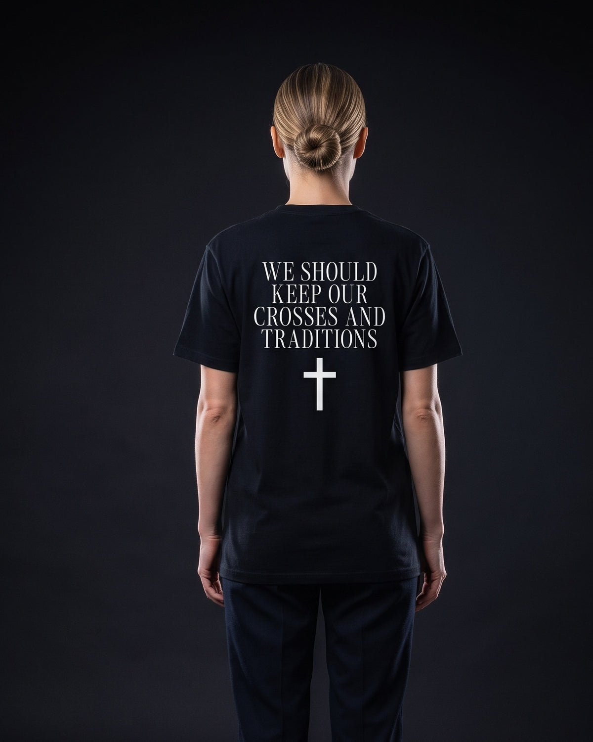 Frau von hinten in schwarzem T-Shirt mit dem Aufdruck 'We should keep our crosses and traditions' und einem Kreuz-Symbol
