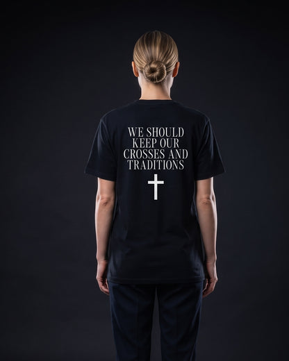 Frau von hinten in schwarzem T-Shirt mit dem Aufdruck 'We should keep our crosses and traditions' und einem Kreuz-Symbol