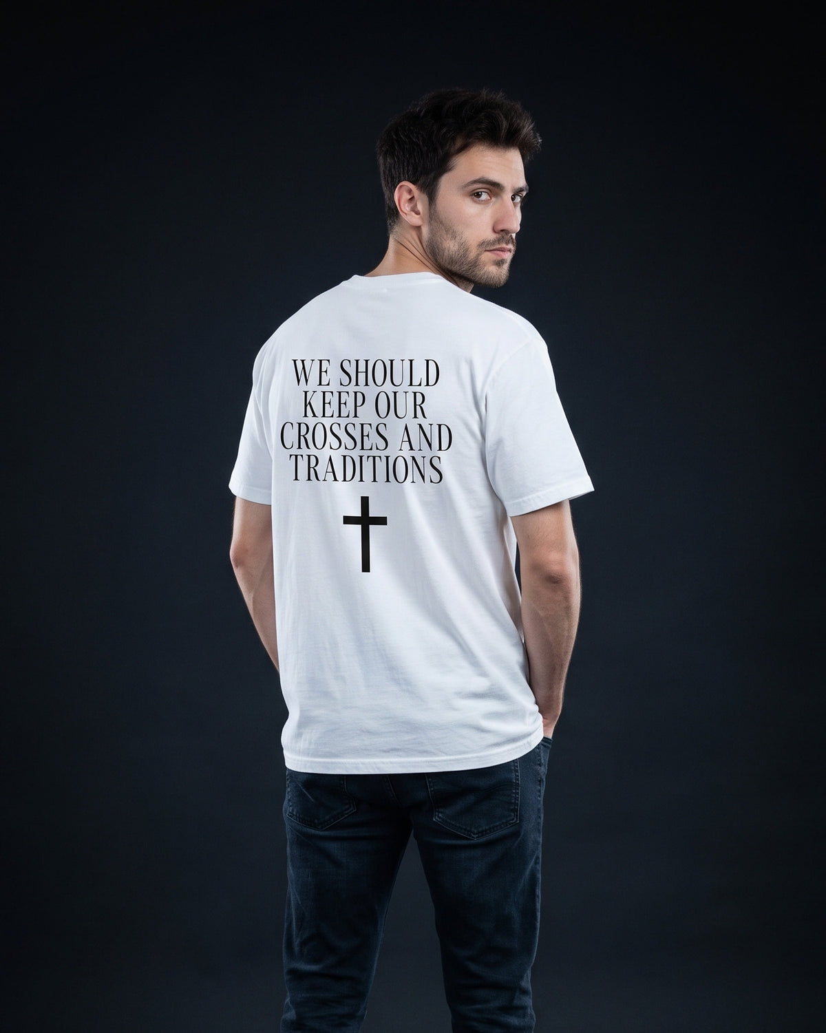 Mann von hinten in weissem T-Shirt mit dem Aufdruck 'We should keep our crosses and traditions' und einem Kreuz-Symbol