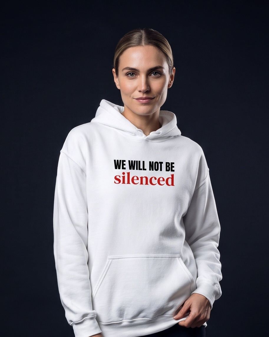 Frau trägt den WORN OPINIONS Hoodie We will not be silenced in Weiß, Brustprint: WE WILL NOT BE silenced