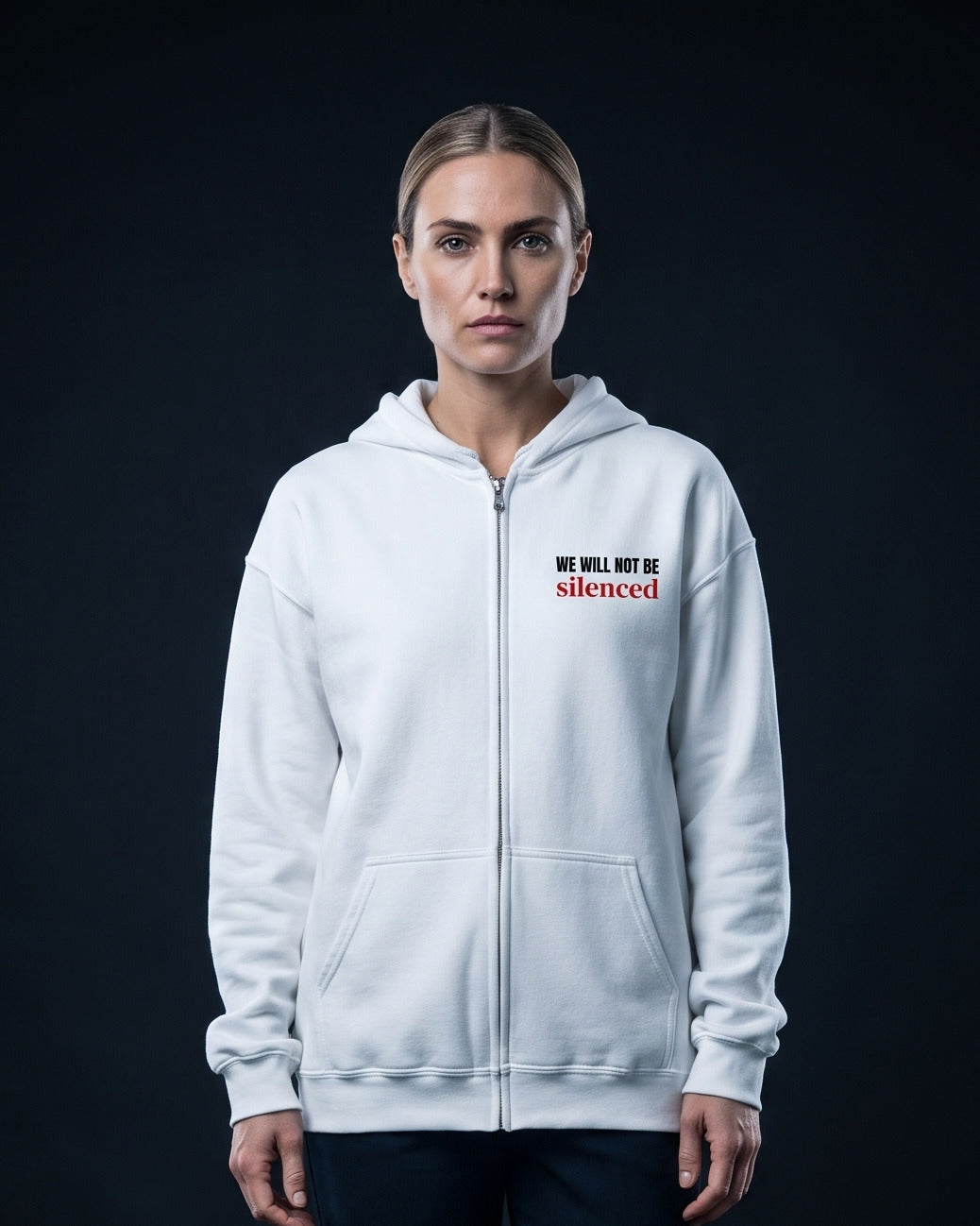 Frau trägt den WORN OPINIONS Zip-Hoodie We will not be silenced in Weiß, Brustprint: WE WILL NOT BE silenced