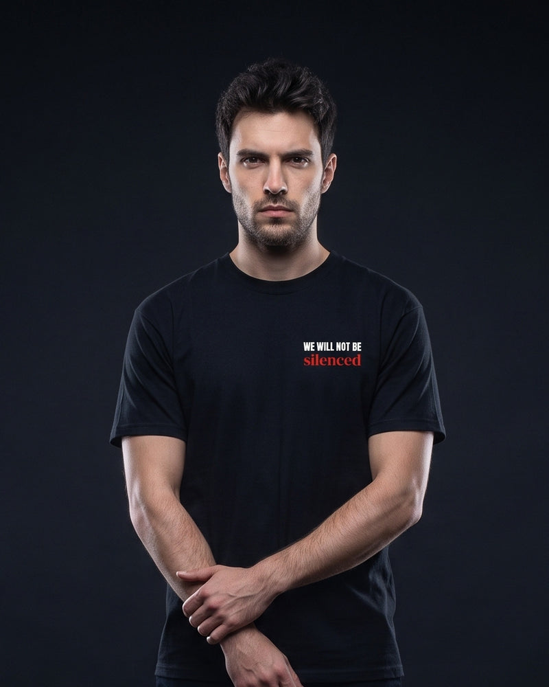 Mann trägt das WORN OPINIONS T-Shirt We will not be silenced in Schwarz, Brustprint: WE WILL NOT BE silenced